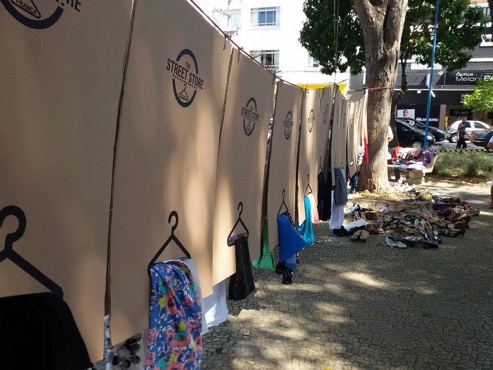 As roupas são expostas na Praça para que os moradores de rua escolham as de sua preferência (Foto: Reprodução)